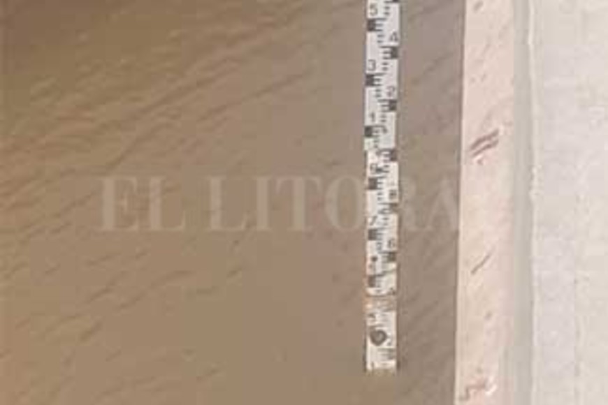 ELLITORAL_341475 | Gentileza Cooperativa de Agua Potable y Otros Servicios de la Ciudad de Tostado. Aguas abajo de la represa de la localidad santiagueña de Colonia Dora el río es cada vez más bajo. Ayer perdió 8 centímetros según destacó el presidente de la Cooperativa de Agua Portable y Otros Servicios de la ciudad de Tostado, Otmar Werwimp. El hidrómetro muestra, muy arriba del pelo de agua, una marca de óxido: esa es la altura que suele presentar el Salado.