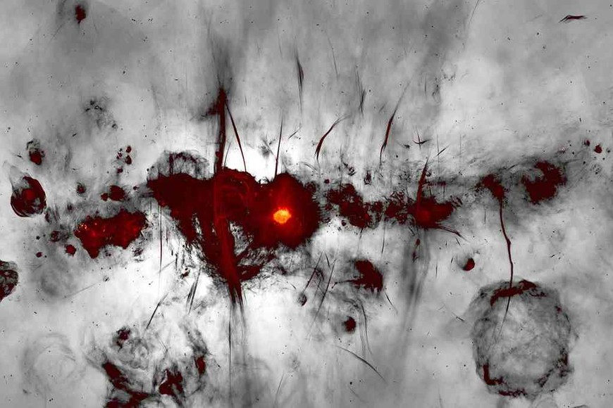 ELLITORAL_434594 |  Gentileza La nueva imagen de MeerKAT de la región central galáctica se muestra con el plano galáctico corriendo horizontalmente a través de la imagen.