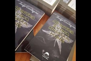 ELLITORAL_412244 |  Gentileza Azogue Libros Adentro suena nuestra nave  se integró formalmente este año a las publicaciones de Analía Giordanino, que incluyen poesía y narrativa.