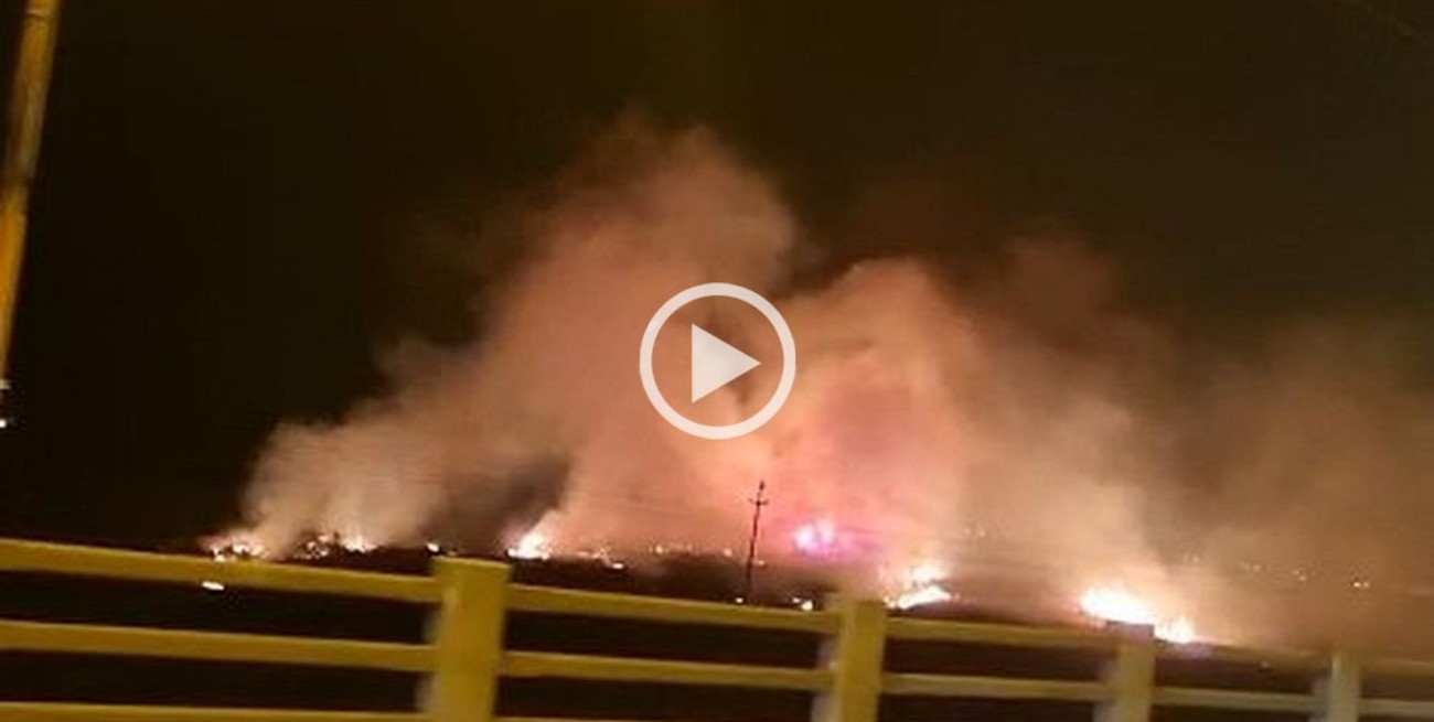 Video: se registró un incendio de grandes proporciones en los bañados junto al Puente Carretero