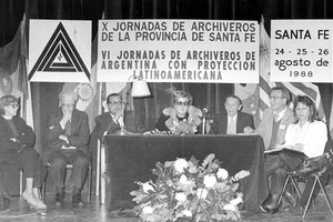 Gentileza Cabecera de las VI Jornadas de Archiveros de Argentina y X Jornadas de Archiveros de Santa Fe, en agosto de 1988. Preside la señora J. Catalina Pistone, directora del Archivo General de la Provincia (en el centro).