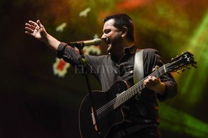 ELLITORAL_201336 |  Gentileza Municipalidad de Santa Fe Faltaban algunos minutos para la una de la madrugada cuando la espera de miles de fanáticos tuvo su final: Jorge Rojas repasó sus emblemáticas canciones y caminó el escenario de extremo a extremo.