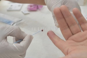 ELLITORAL_421097 |  Flavio Raina Una gota de sangre es lo único que se requiere para realizar la prueba rápida. Luego, según el resultado, se verá si es necesario derivar al Cemafe para confirmar el diagnóstico.