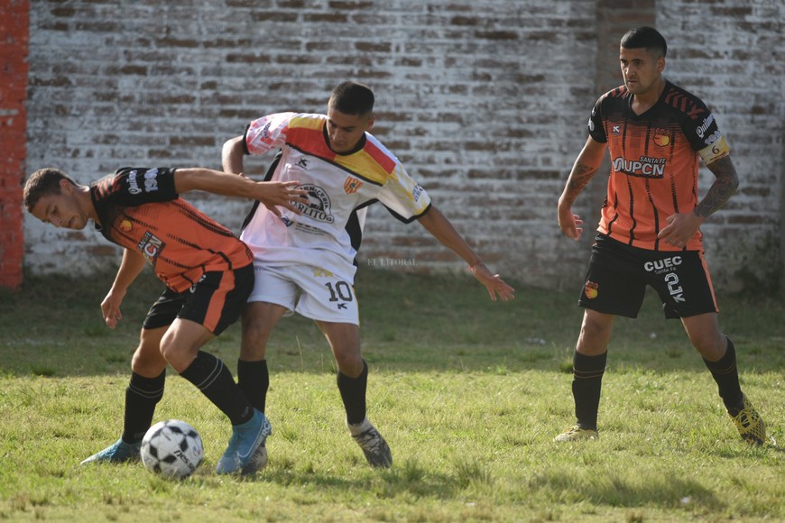 ELLITORAL_422410 | Eduardo Seval La semifinal en cancha de Las Flores no tuvo un dominador claro y por ello debieron recurrir a los penales.