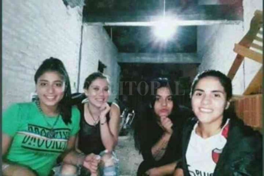 ELLITORAL_364024 |  Gentileza La foto enviada estaba acompañada de por la siguiente leyenda:  Era una noche de sábado y nos habíamos juntado a comer y tomar algo. Esa noche de marzo lloviznaba y por eso organizamos para comer en una casa. Fue la última reunión antes de que nos volvamos a ver con mis amigas .