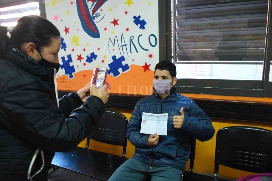 ELLITORAL_427400 |  Flavio Raina. Diego fue tapa de la edición matutina de El Litoral del 4 de agosto, un día después de recibir su primera dosis. La vacunación comenzaba a llegar a jóvenes.