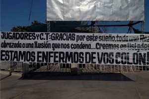 ELLITORAL_380198 |  Gentileza El mensaje de aliento que dejó la hinchada de Colón en San Juan