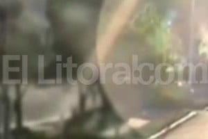 ELLITORAL_84642 |  Digitalización de imagen de video. Este es el momento en el que tras el impacto el auto se prende fuego. Mirá el video.