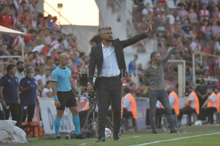 ELLITORAL_439120 |  Manuel Fabatía Casi al mismo tiempo, Munúa y Azconzábal realizan el mismo gesto