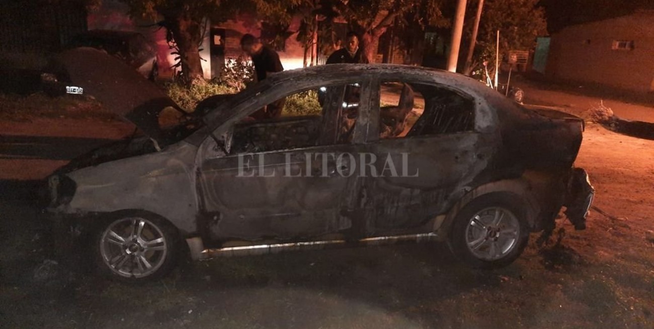 Incendiaron un automóvil en barrio Estanislao López de la ciudad de Santa Fe