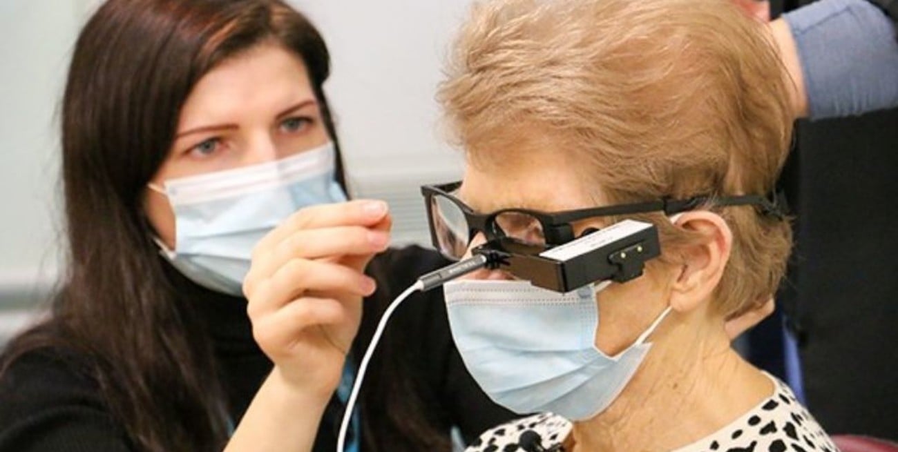 Una mujer de 88 años recupera parcialmente la visión gracias al implante de un chip biónico 