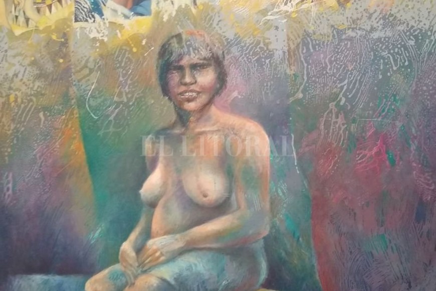 ELLITORAL_432827 |  Gentileza del artista Bajo un grupo de mujeres caucásicas (referentes del arte o de la vida real) un mujer con rasgos indígenas observa.