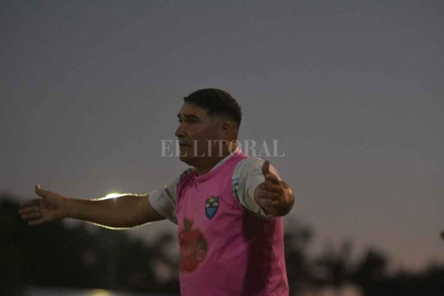 ELLITORAL_420638 |  Manuel Fabatía Rubén Souza. Sueño cumplido. Durante años como jugador y ahora DT del plantel superior, el hombre del barrio y con sentido de pertenencia, festejó hasta más no poder.