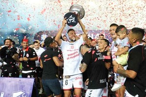 ELLITORAL_426340 |  Gentileza La alegría del plantel y cuerpo técnico de Barracas Central, el inédito participante de la Liga Profesional en 2022.