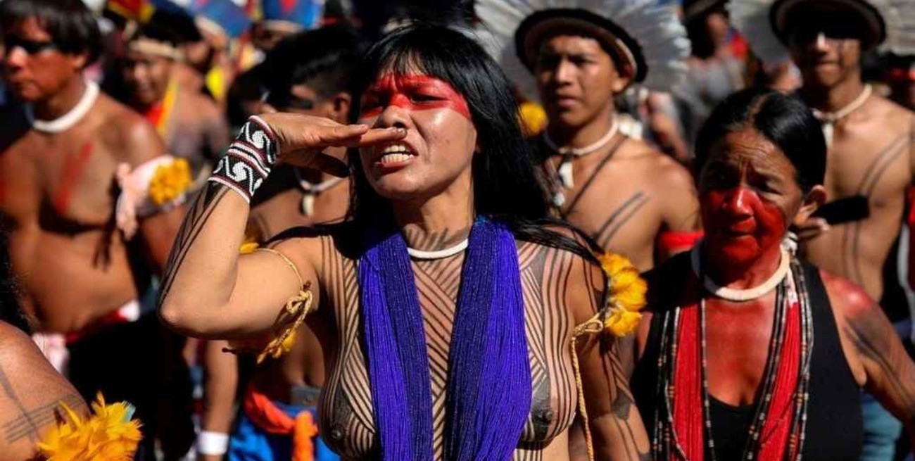 Mientras los indígenas le gritan "¡Genocida!", Jair Bolsonaro le pide a la población que compre fusiles