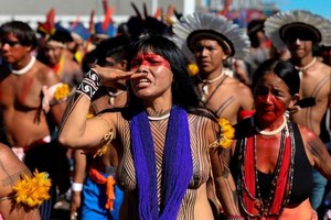ELLITORAL_400037 |  Gentileza Miles de indígenas vienen manifestándose contra el presidente Bolsonaro frente a la sede presidencial, en Brasilia.