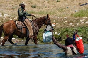 ELLITORAL_406472 |  Gentileza Detención y represión de migrantes haitianos en Texas, en la frontera entre Estados Unidos y México.