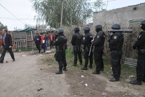 Archivo El Litoral / Flavio Raina La mañana del sábado, la policía concretó allanamientos en la zona donde se produjo el asesinato de Cejas, en Neuquén al 6400.