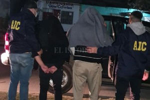 ELLITORAL_398664 |  El Litoral El momento en que los sospechosos (padre e hijo) son trasladados a la sede policial.