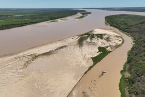 ELLITORAL_439844 |  Fernando Nicola Bancos. El casco está sobre la isla, en el medio el río Paraná y los nuevos bancos de arena que emergieron con la bajante.