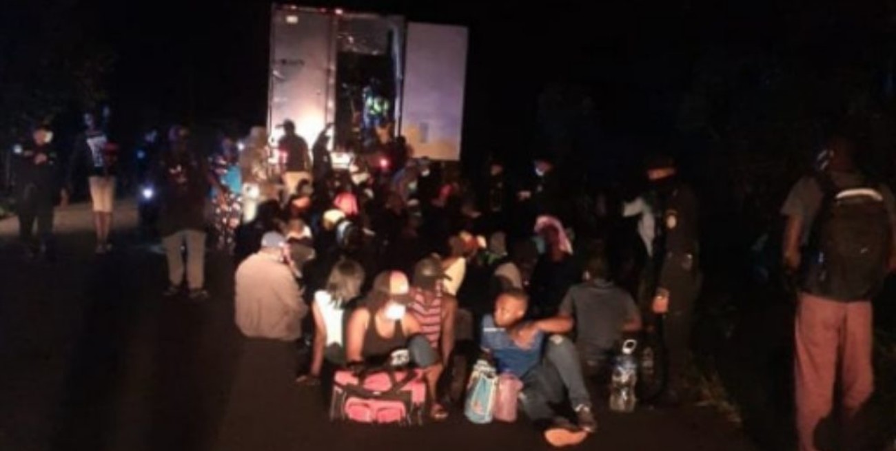 Rescataron a 126 migrantes atrapados dentro de un contenedor en Guatemala