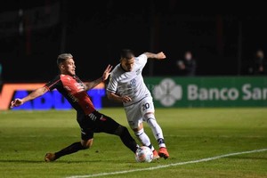 Mauricio Garín Con todo. Así juega Gonzalo Piovi, como lo muestra la imagen, disputando la pelota con Franco Fragapane, el sábado por la noche contra Talleres.