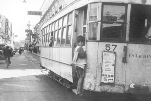 Archivo El Litoral - Eduardo Trimaglio Coche Catita a fines de los años 50. Para Carlos Monzón, su recuerdo más distintivo de Santa Fe eran los tranvías. Viajar en tranvía... es lo que más me gustaba... a veces podía pagar el boleto, a veces me colaba... pero qué lindo que era .