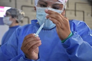 ELLITORAL_372748 |  Guillermo Di Salvatore Desde un principio la adquisición estuvo exclusivamente en manos del Gobierno nacional, pero los distintos distritos diagramaron y pusieron en marcha sus propios planes de vacunación.