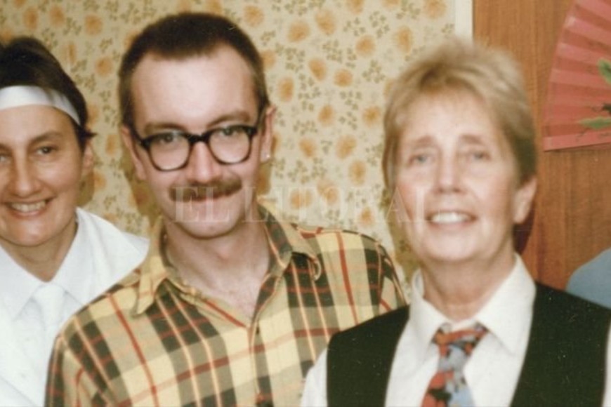 ELLITORAL_420675 |  Gentileza Santa Cine / Sombracine Salir a la luz: Ilse junto a Carlos Jáuregui (ambos al centro), junto a Claudina Marek (pareja de Fuskova durante 22 años) y Marcelo Ferreyra (por entonces compañero de César Cigliutti).