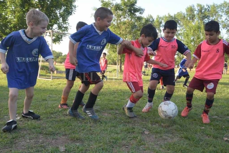 ELLITORAL_422038 | Manuel Fabatía El semillero de Formadores FC nace en Amsapp, un lugar diferente y de contención social.