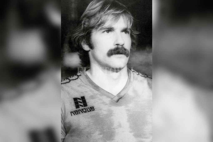 ELLITORAL_435877 |  Gentileza Alcides  Batata  Merlo vistió las dos camisetas del clásico santafesino. Jugó para Unión entre el ´74 y el ´79, y para Colón en el ´84.