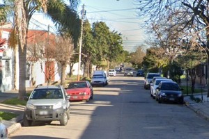 ELLITORAL_401266 |  Captura Google Street View El robo se produjo entre las 14.30 y las 14.45, frente a una vivienda de la calle Martín Zapata, entre Sarmiento y Necochea, de barrio Sargento Cabral.