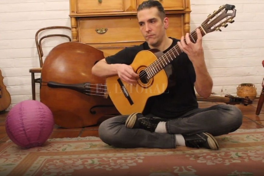 ELLITORAL_390697 |  Gentileza producción Steinsleger con la guitarra pero sentado en la pose del sitar, su segundo instrumento.