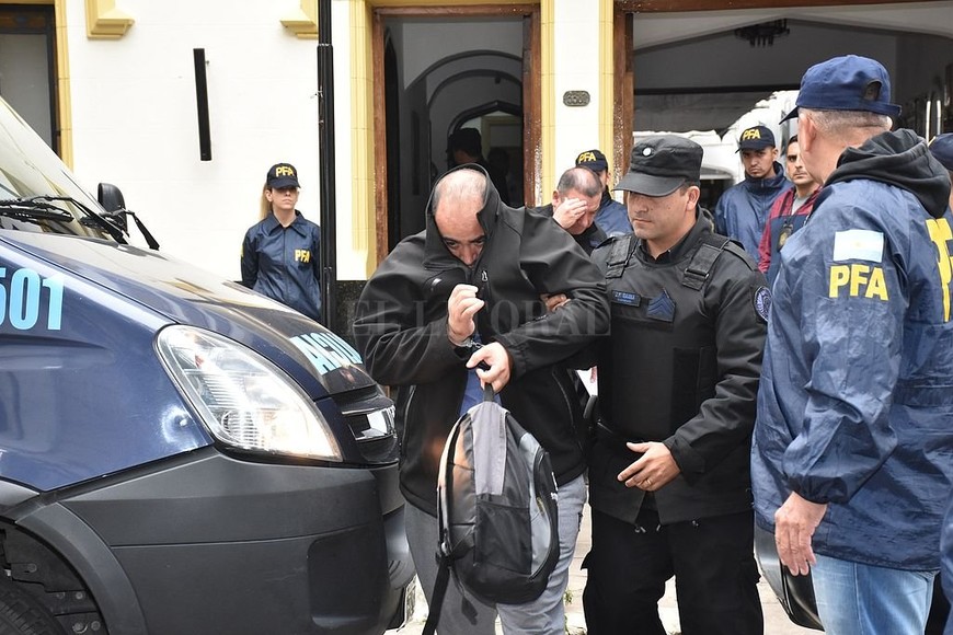 ELLITORAL_415299 |  Flavio Raina El 9 de mayo de 2019 el comisario Marcelo Lepwalts fue retirado esposado de la delegación Santa Fe de PFA tras un allanamiento.