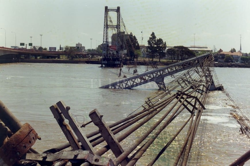 ELLITORAL_406056 |  El Litoral La caída del Puente Colgante.