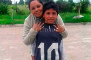 ELLITORAL_433392 |  El Litoral Facundo Farías acompañado de su mamá, cuando era niño y jugaba en Santa Fe Fútbol (luego Corinthians Santa Fe).