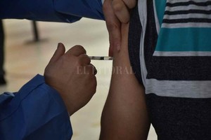 Flavio Raina La vacunación en tiempo acelerado (más que nada en la población joven) es la gran esperanza para bajar la mortalidad y las internaciones en terapia con cuadros graves.