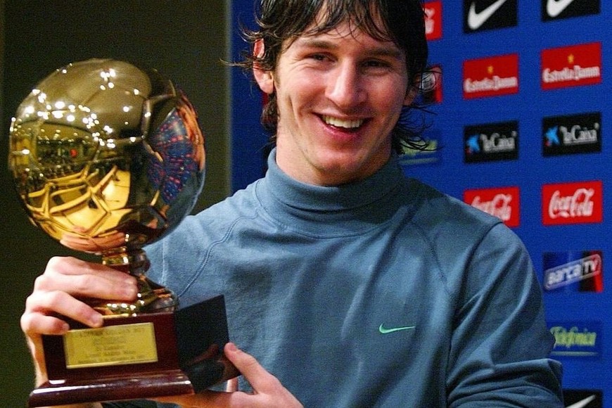 ELLITORAL_419744 |  Gentileza Lionel Messi con su trofeo el año 2005.