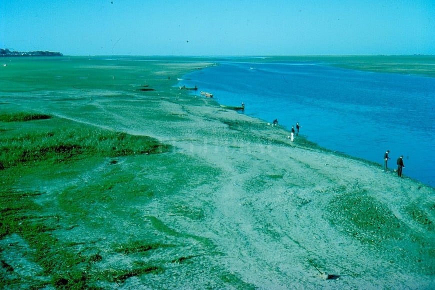 ELLITORAL_294755 |  Archivo El Litoral / Gentileza Horacio Cavallero 1963. Ese año la altura del río en Santa Fe tuvo una mínima de 31 centímetros. En la imagen se visualiza el  hilo de agua  de la laguna Setúbal.