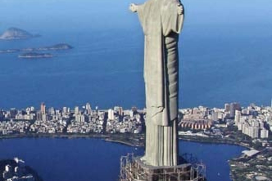 ELLITORAL_2233 |  AFP Fotografía tomada por la Fundación Vida Salvaje  (WWF) durante una protesta en el Cristo Redentor en El Corcovado. Este emblema de Rio de Janeiro, Brazil, se suma a la lista de las nuevas siete maravillas del mundo.