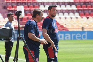Pablo Aguirre El Tato Mosset junto al Vikingo Mauri, otro ex jugador surgido del riñón tatengue y protagonista de grandes momentos. Ellos asumieron la conducción del plantel junto al profesor Hugo Díaz y van a dirigir el viernes. ¿Y después?