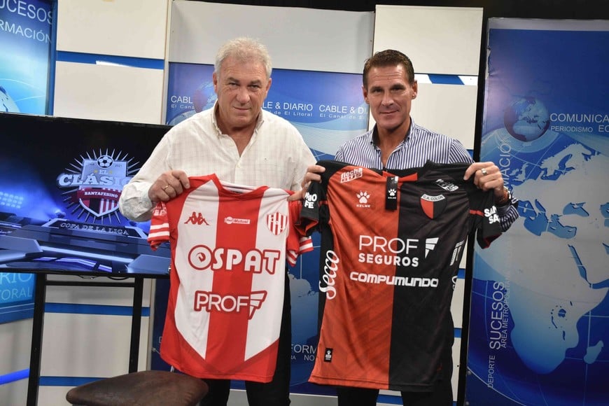 ELLITORAL_375124 |  Manuel Fabatía Nery con el  Tuca . El mensaje de los ex futbolistas con sus camisetas: Nery Alberto Pumpido y Mauricio Aníbal Risso