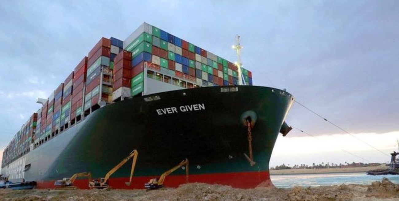 Canal de Suez: la tripulación del Ever Given continúa "atrapada" en el barco