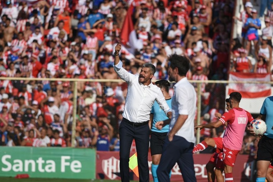 ELLITORAL_424039 |  Manuel Fabatía Ganó el duelo. Gustavo Munúa da indicaciones mientras Eduardo Domínguez trata de hacer lo mismo. Al DT unionista le dio más resultado que al  Barba .