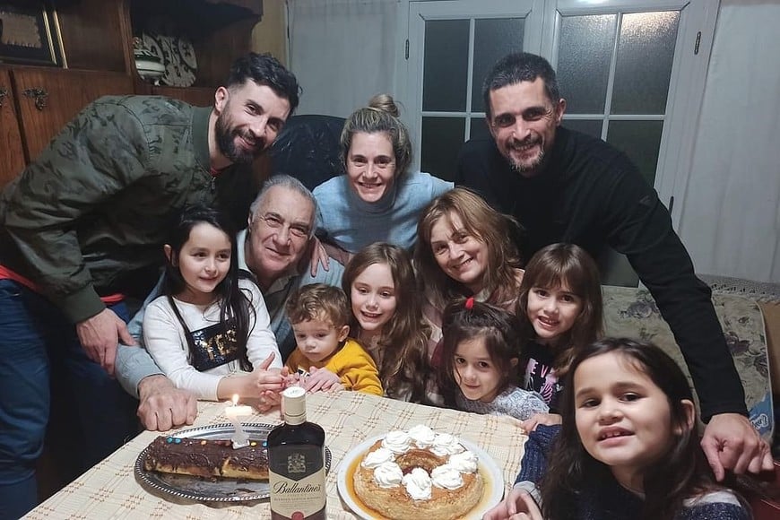 ELLITORAL_331590 |  Crédito Gentileza familia Della Gustina Domingo en familia. En esta foto, anterior a la pandemia, Mingo está rodeado de sus seres más queridos: su esposa Stella, sus hijos Federico, Lorena y Sebastián y sus seis nietos.
