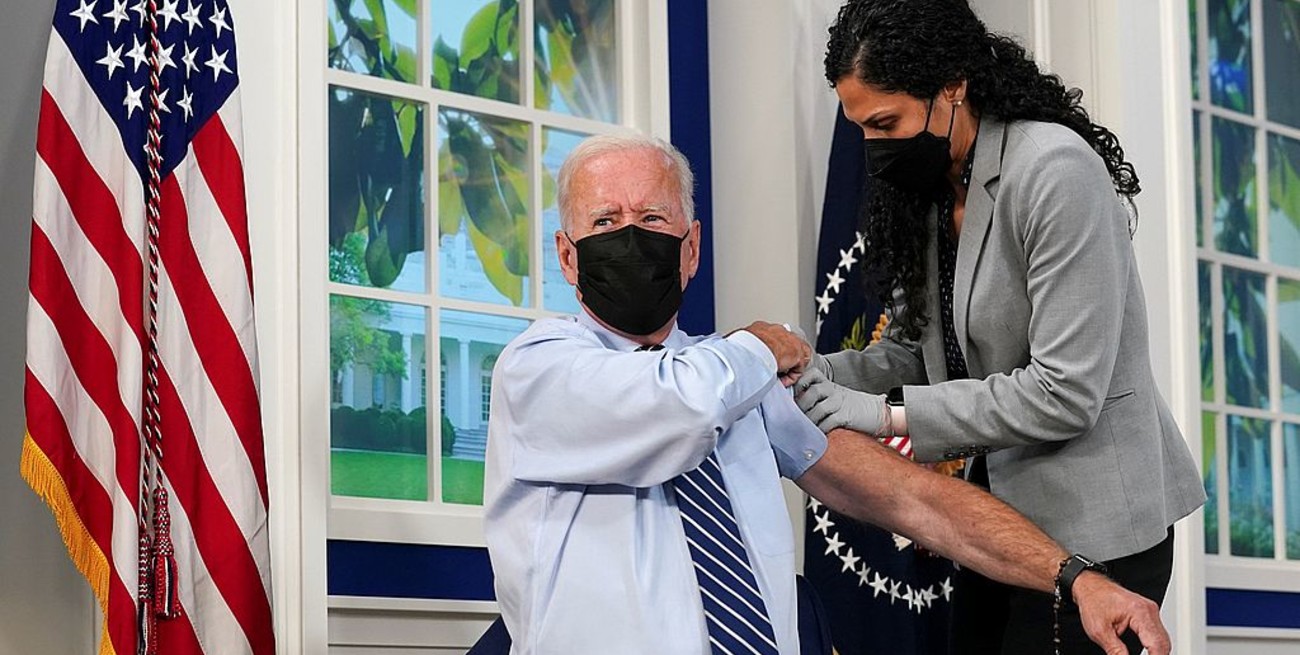 Joe Biden recibió un tercera dosis de la vacuna contra el coronavirus