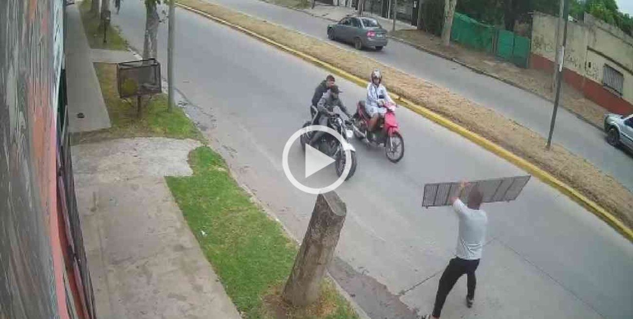 Video: un comerciante impidió el robo de una moto al tirarle con una reja a los delincuentes