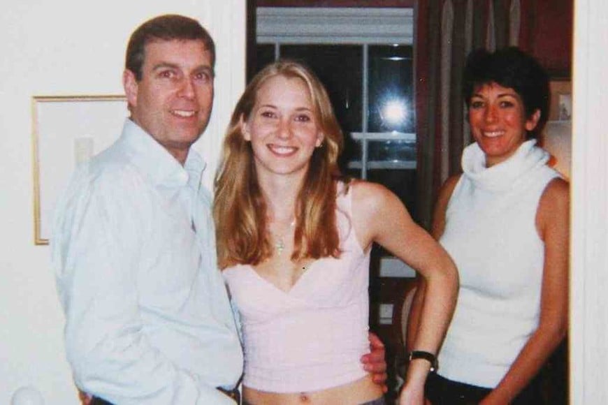 ELLITORAL_437464 |  Imagen Ilustrativa El príncipe Andrés junto a Virginia Giuffre, por entonces menor de edad. Detrás, la novia de Epstein, Ghislaine Maxwell, a quien se acusa de reclutar adolescentes para las fiestas sexuales.