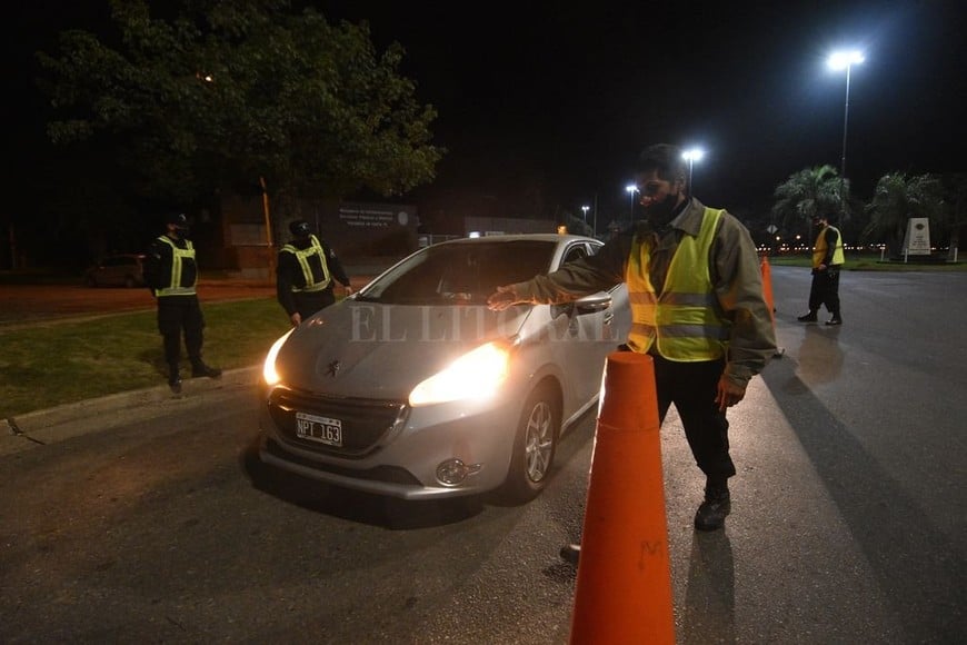 ELLITORAL_373656 |  Manuel Fabatia Pare. Los trabajadores esenciales pasan, los que no tienen justificativo para transitar, quedan.