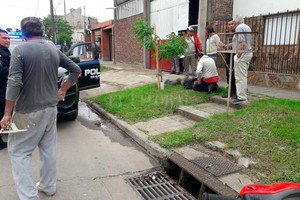 ELLITORAL_385649 |  Archivo El Litoral El hecho ocurrió en calle Risso al 2.200 del barrio Guadalupe Oeste, cuando el policía Olivares hacía de custodio para un reparto de bebidas.